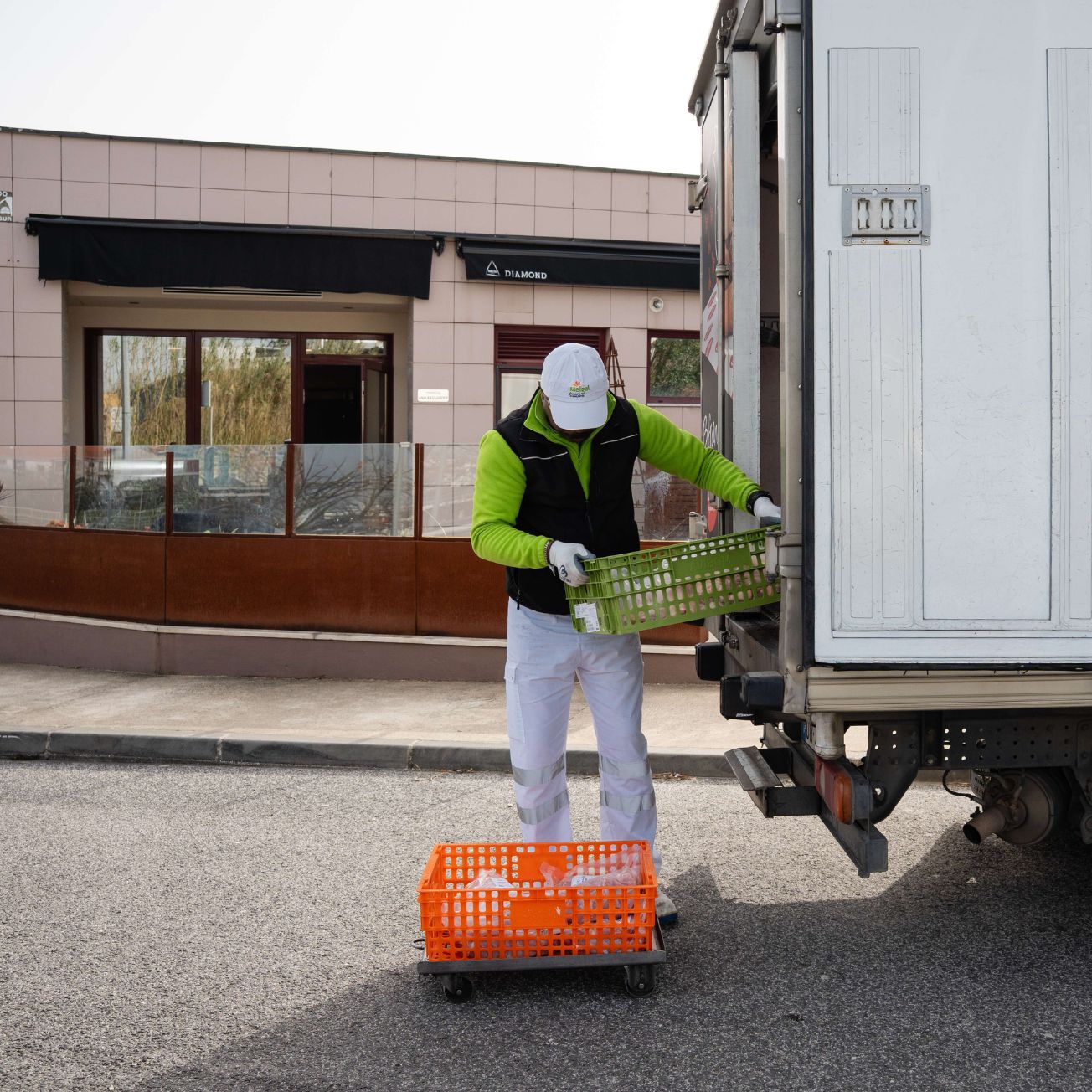 Entrega de produto da Meigal Alimentação no estabelecimento do cliente